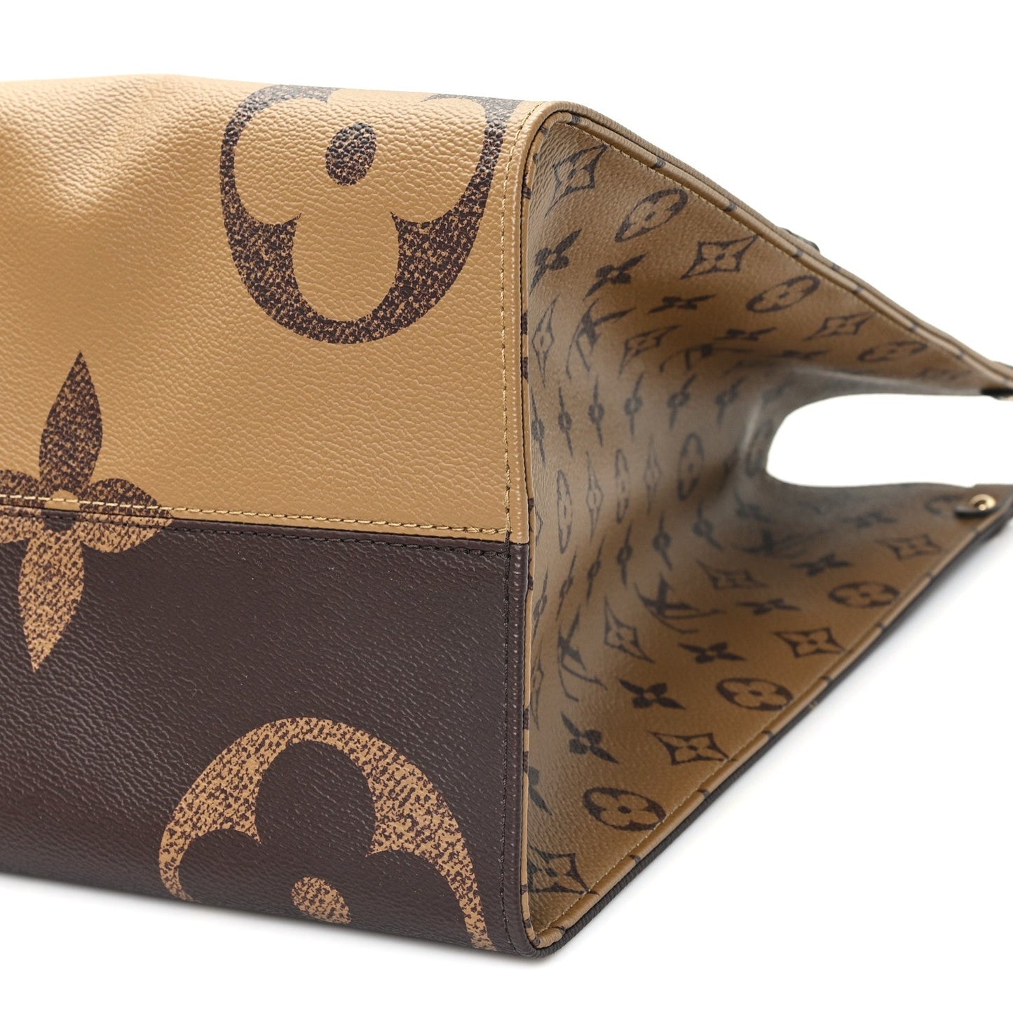 Reverse Monogram Giant Onthego Voyage
