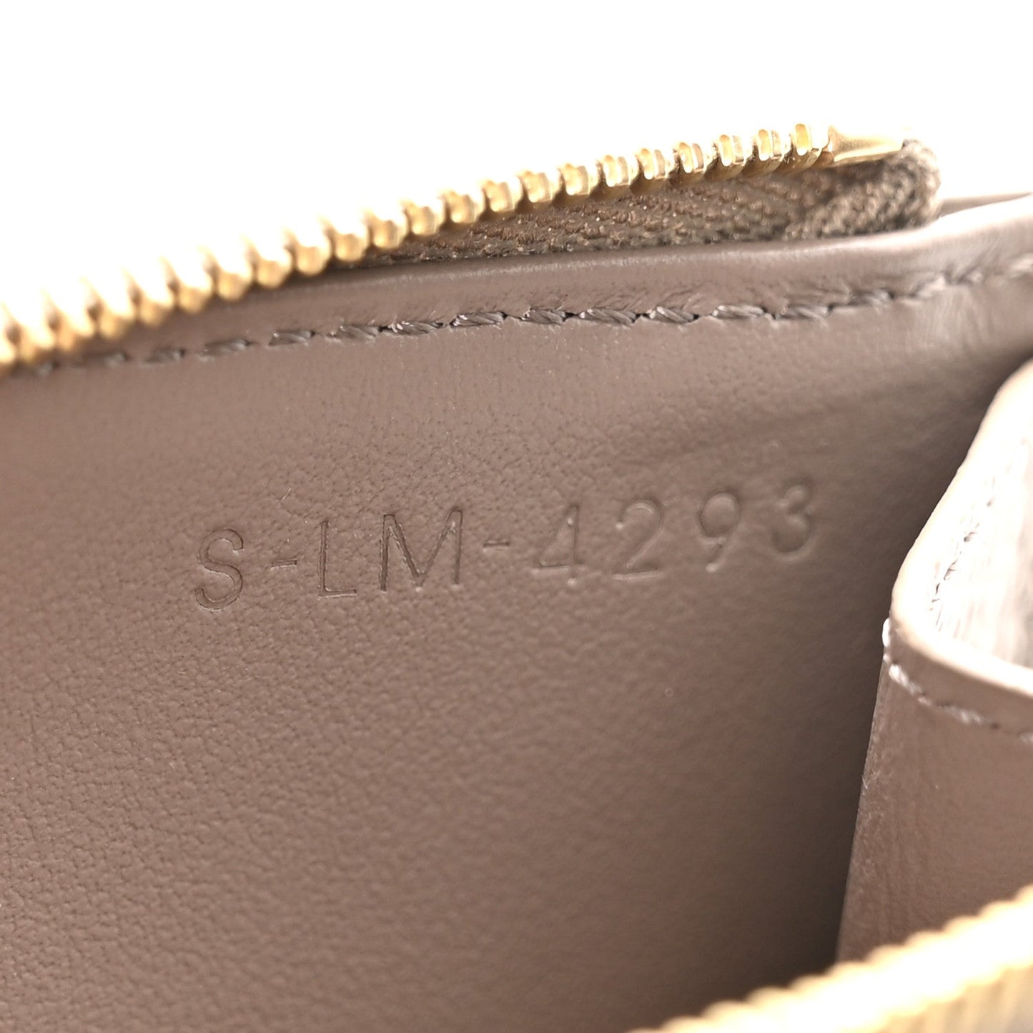 Grained Calfskin Zipped Card Holder Pebble