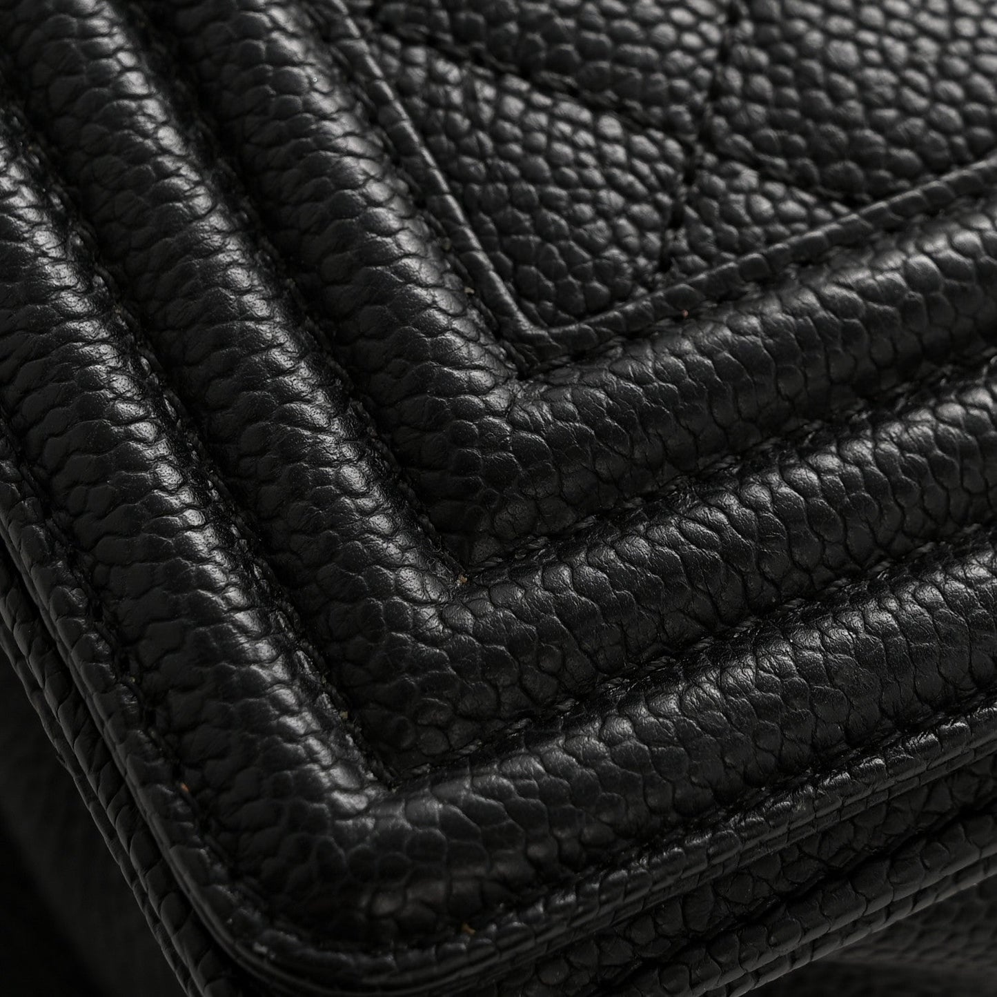 Caviar Quilted Medium Boy Flap Black