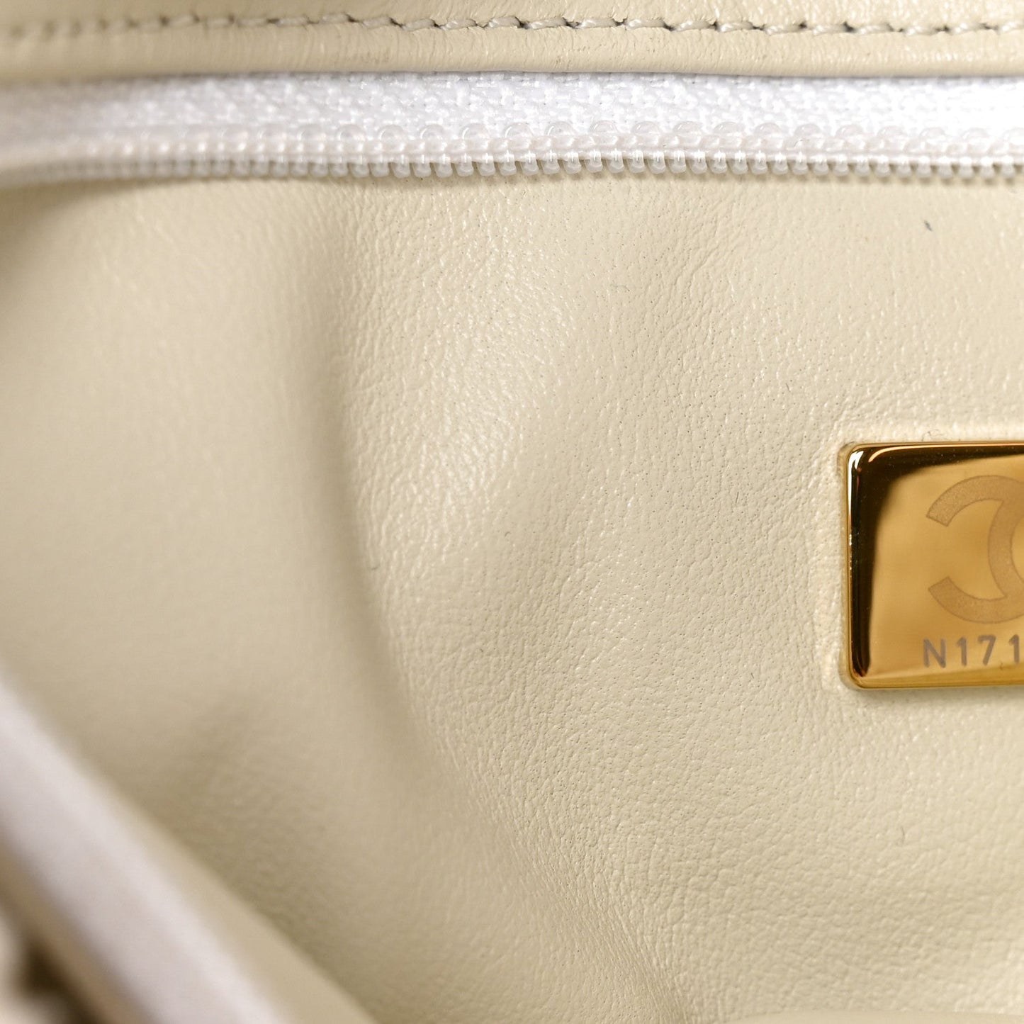 Crumpled Calfskin Shearling Sheepskin Medium Chanel 19 Flap White