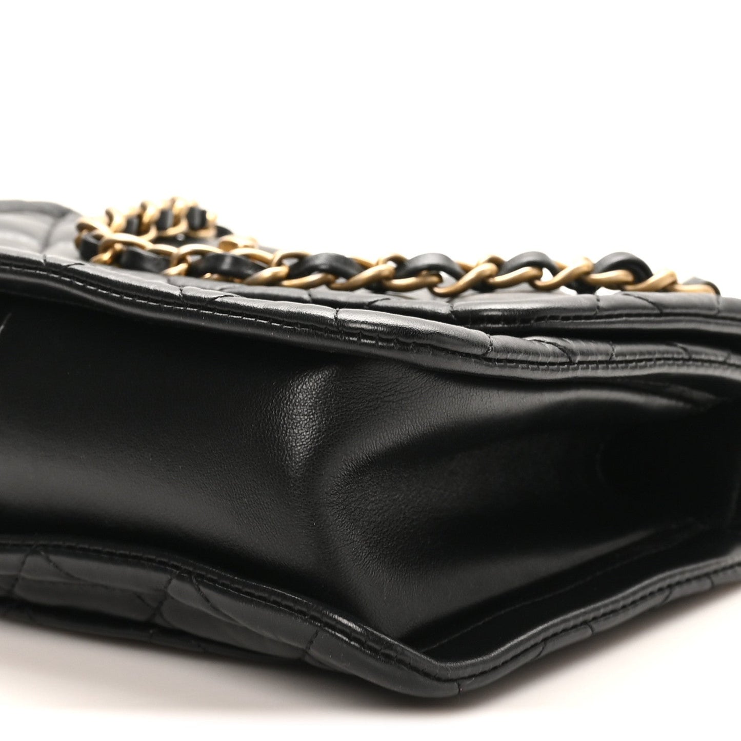 Shiny Lambskin Flap Clutch With Chain Black