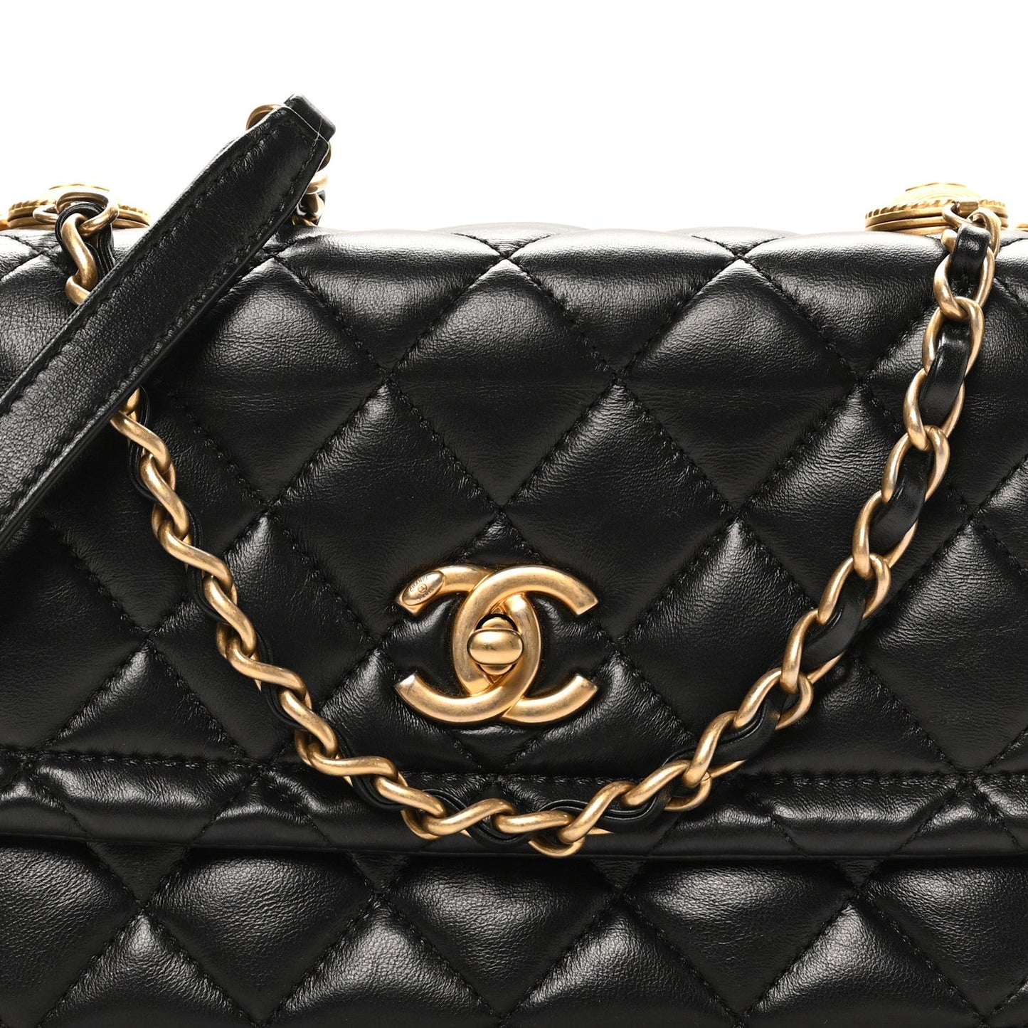 Shiny Lambskin Flap Clutch With Chain Black