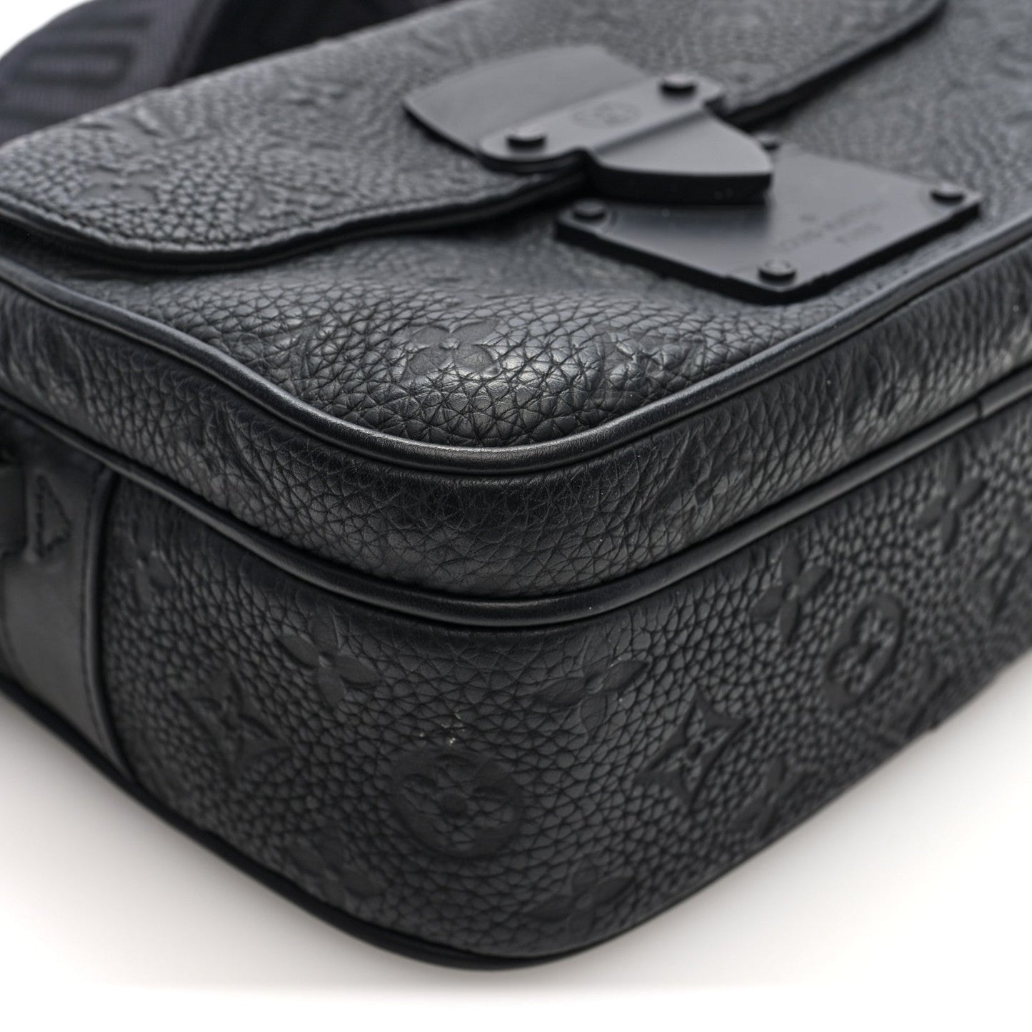 Taurillon Monogram S Lock Messenger Black