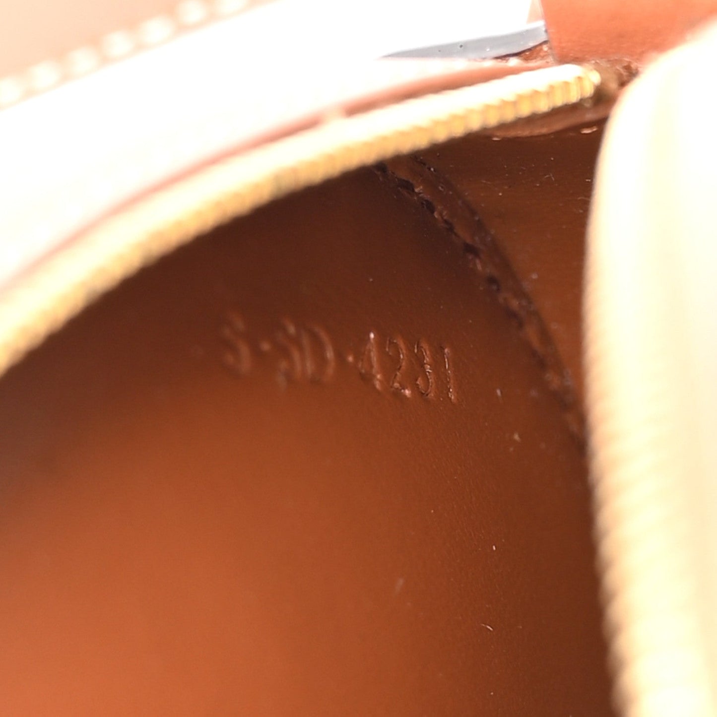 Smooth Calfskin Cuir Small Triomphe Oval Crossbody Purse Tan
