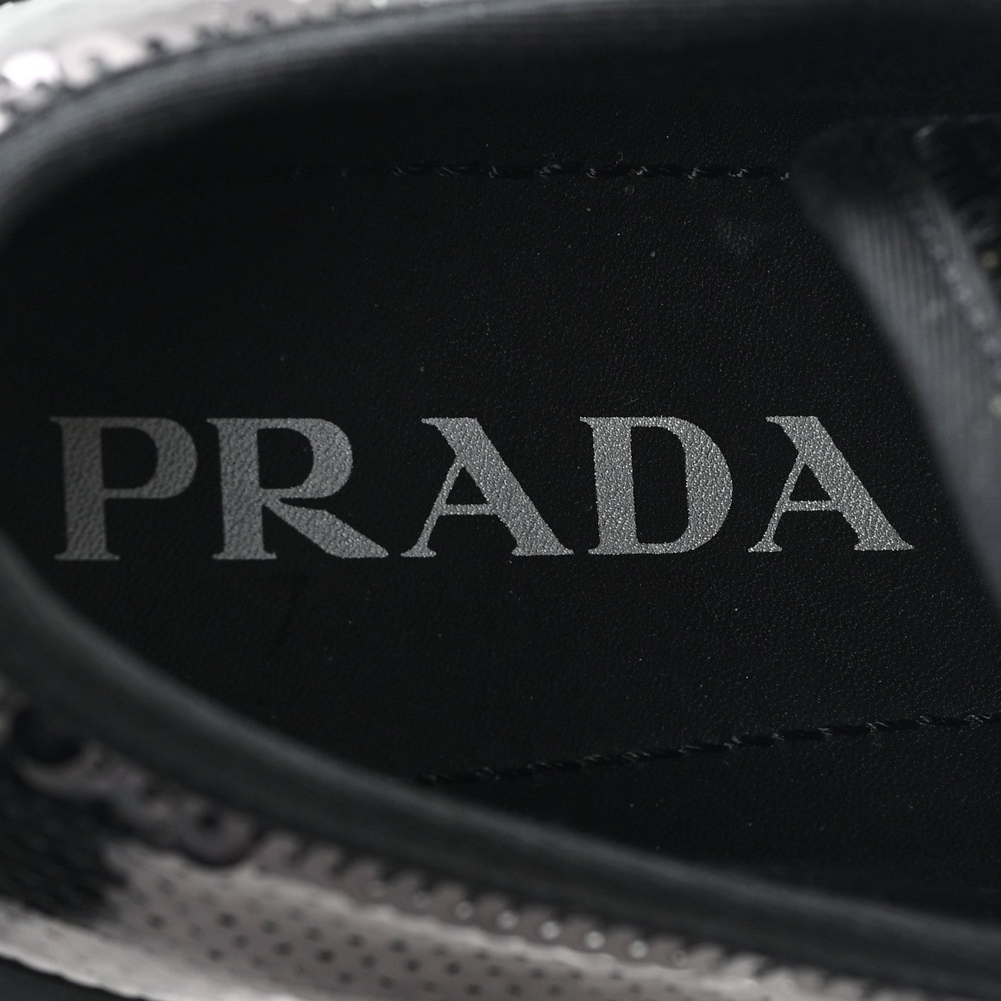 Paillettes Triangle Logo Double Wheel 50mm Sneakers 37 Black