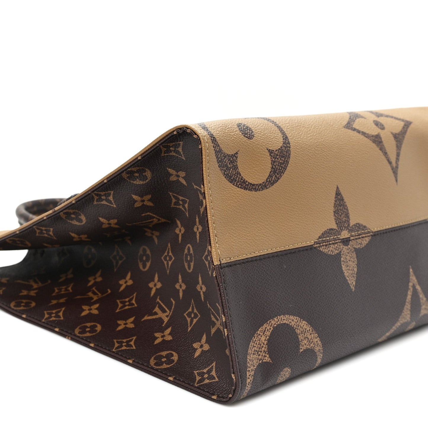 Reverse Monogram Giant Onthego Voyage