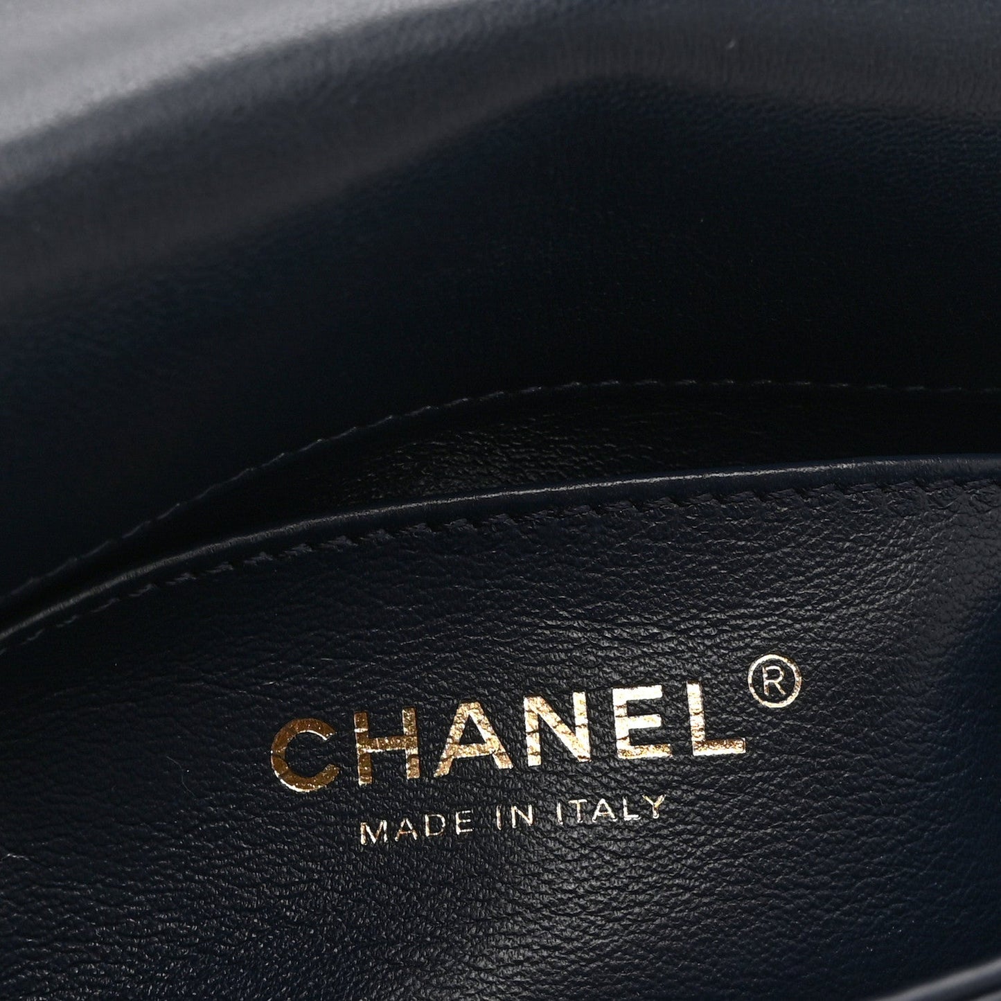 Shiny Lambskin Small Chain Is More Flap Navy Blue