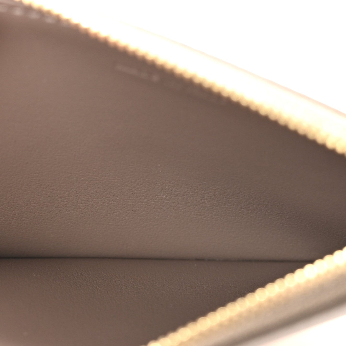 Grained Calfskin Zipped Card Holder Pebble