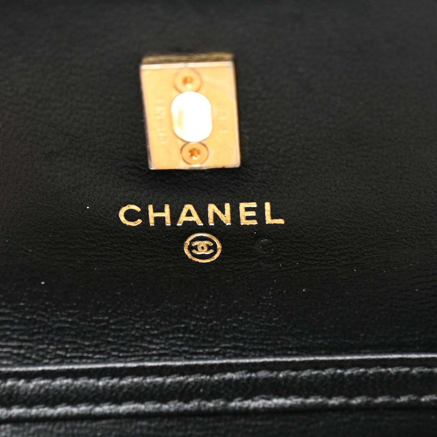 Lambskin Quilted Pearl Crush Card Holder With Chain Black