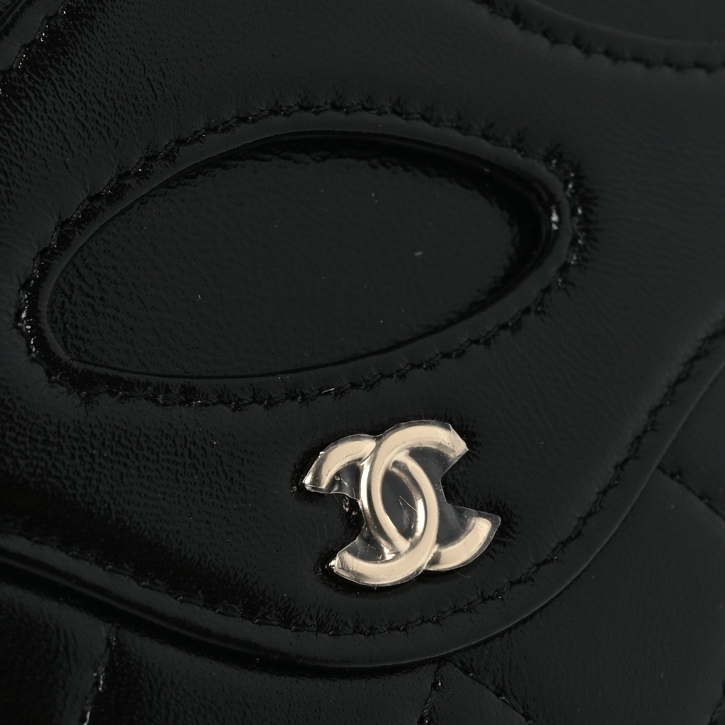 Shiny Crumpled Calfskin Quilted 31 Card Holder Black