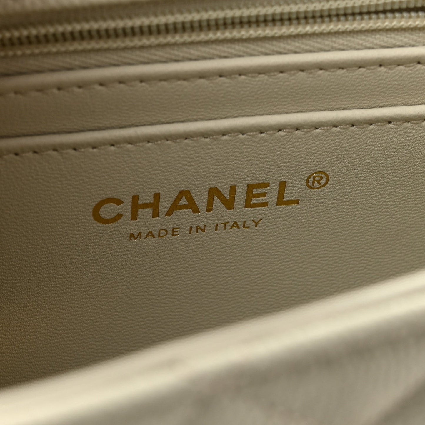 Caviar Quilted Small Handy CC Flap Light Grey